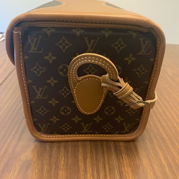 Vintage Louis Vuitton in very good shape. I'm not sure of the age. - Picture 5 of 10